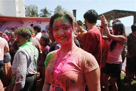 naked holi|Sexy bhabhi offers chut on holi celebration